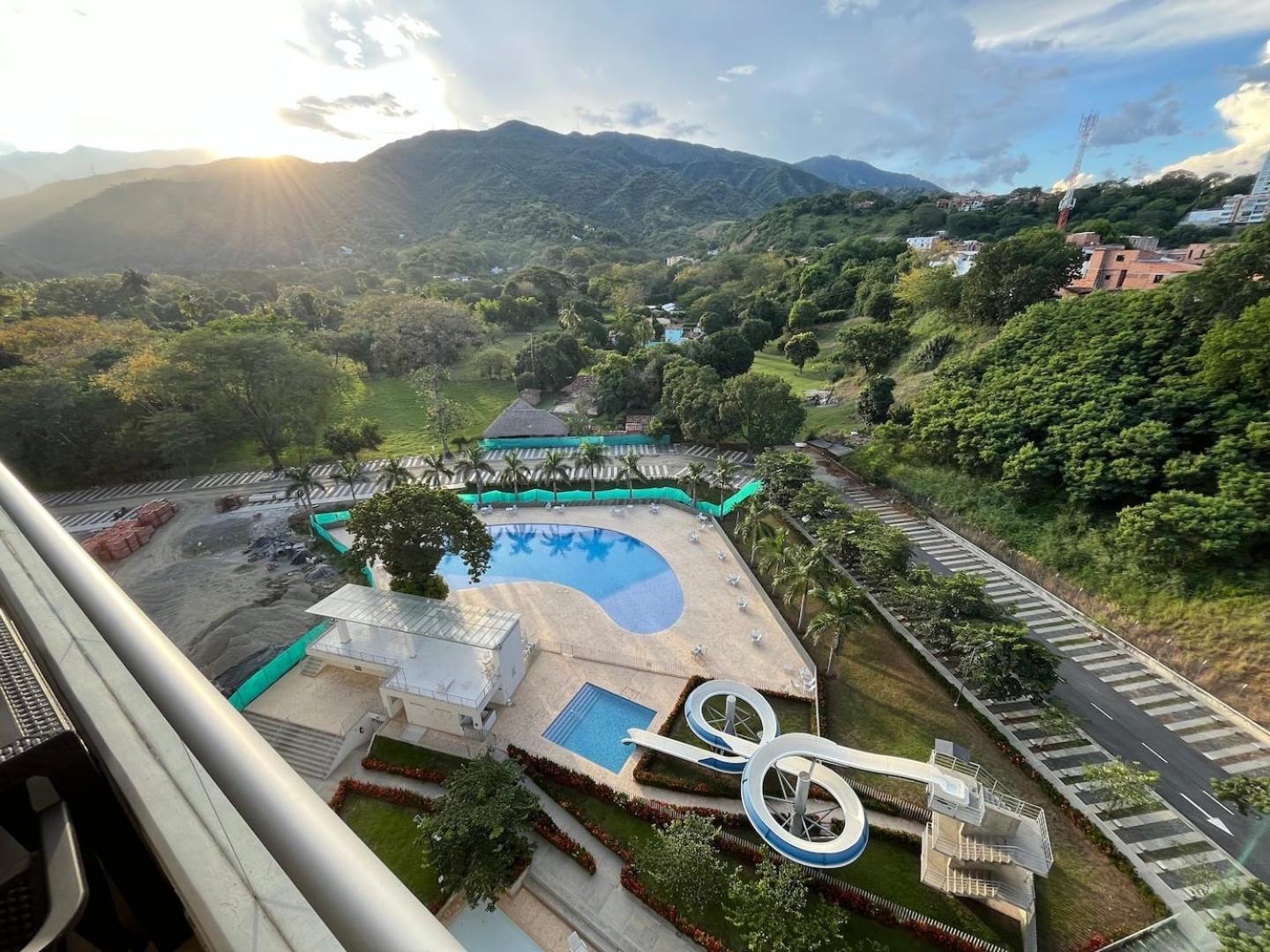 Mountain View Pool & Slide Ac 5min To Town Apartment *